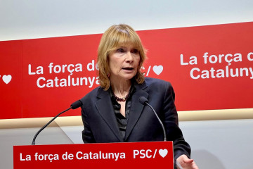 La viceprimera secretaria y portavoz del PSC, Lluïsa Moret, en una rueda de prensa desde la sede del partido