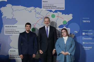 EuropaPress 7263729 rey felipe vi junto fundador asociacion joves units barrio barcelones poble