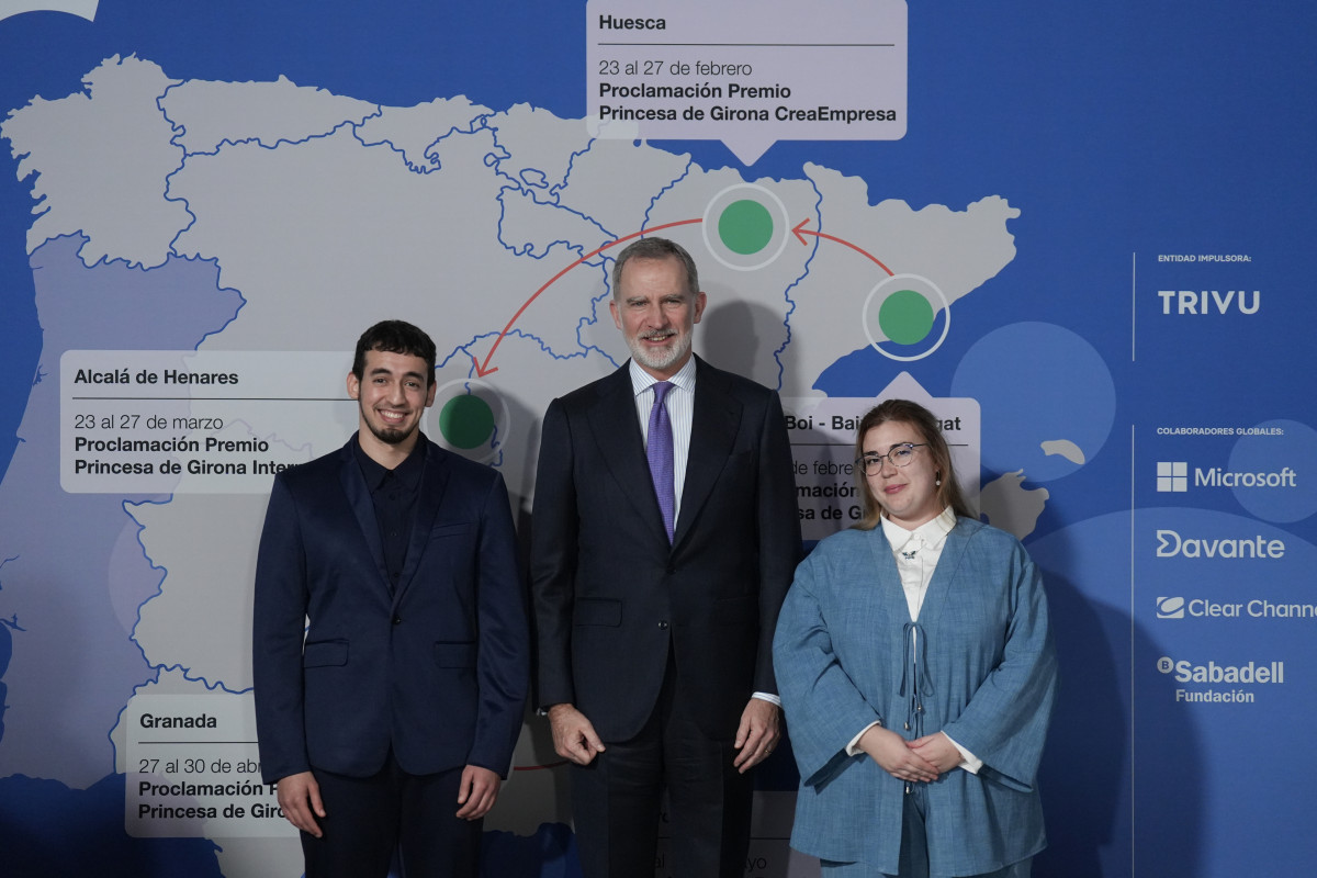 EuropaPress 7263729 rey felipe vi junto fundador asociacion joves units barrio barcelones poble