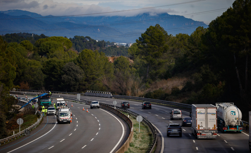 EuropaPress 7236104 vehiculos circulan ap 7 sufrido cortes accidente tren estaciones sant (1)