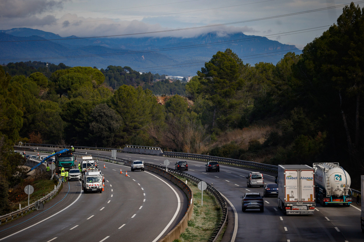 EuropaPress 7236104 vehiculos circulan ap 7 sufrido cortes accidente tren estaciones sant (1)