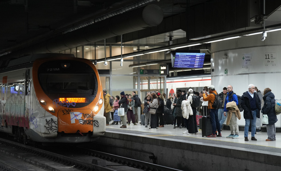 Usuarios de Rodalies en la estación de Sants