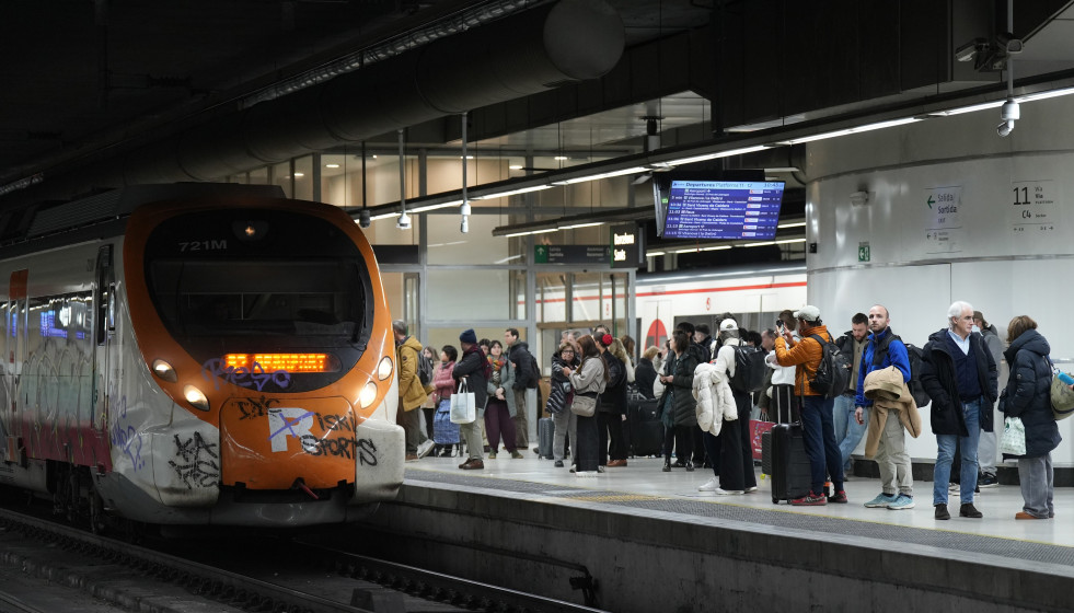 Usuarios de Rodalies en la estación de Sants