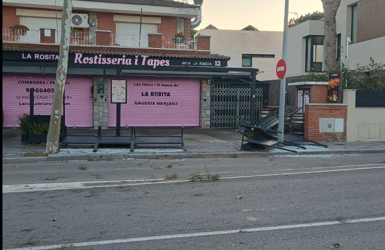 El fuerte viento provoca un pequeño incendio en Castellfefels tras llevarse por delante árboles, señales y la luz de algunas calles