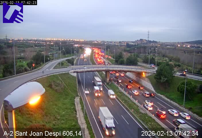 Un carril cortado entre Sant Joan Despí y Pallejà provoca 10 kilómetros de congestión en la A-2