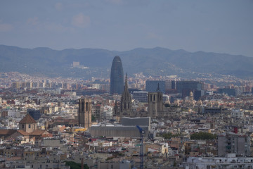 Archivo - Vistas de la ciudad de Barcelona desde la terraza-mirador de las Piscinas Municipales de Montjuic.