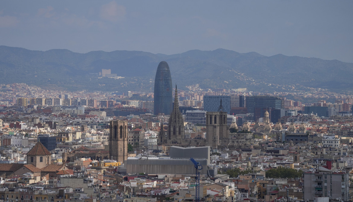 Archivo - Vistas de la ciudad de Barcelona desde la terraza-mirador de las Piscinas Municipales de Montjuic.