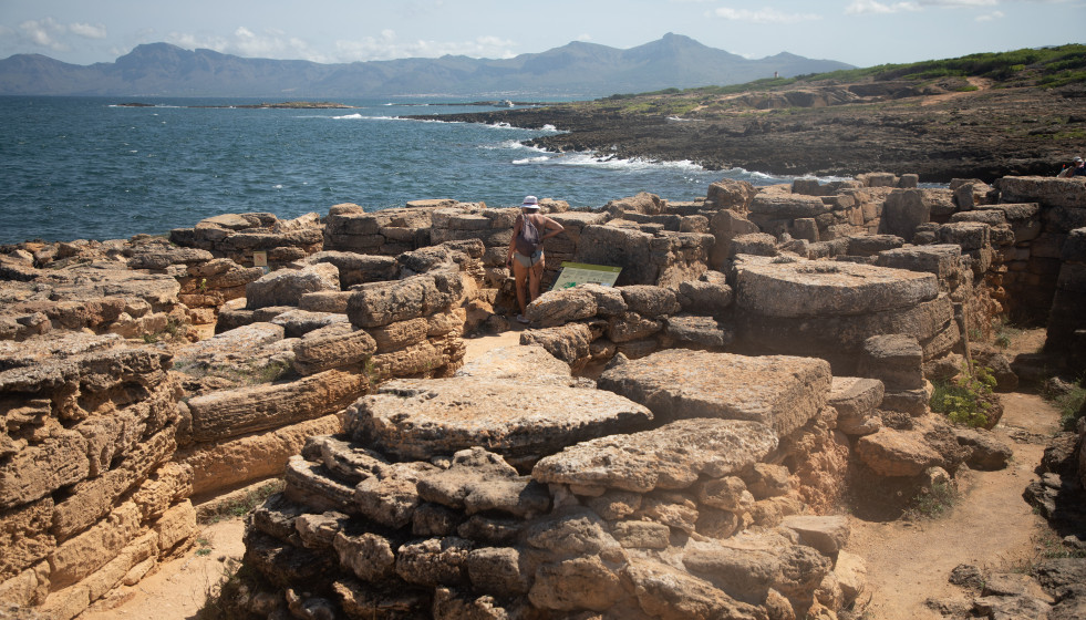 EuropaPress 6954399 14 september 2025 spain santa margalida people visit the necropolis of son