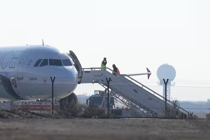 Susto en el Prat: un avión aterriza de emergencia tras detectar humo durante el vuelo