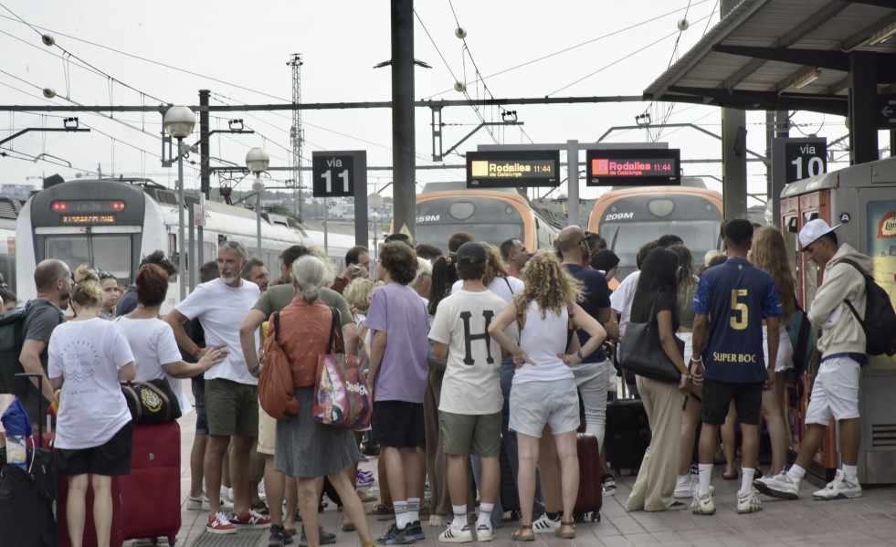 EuropaPress 5382376 decenas personas esperan poder coger tren vilanova geltru estaciones