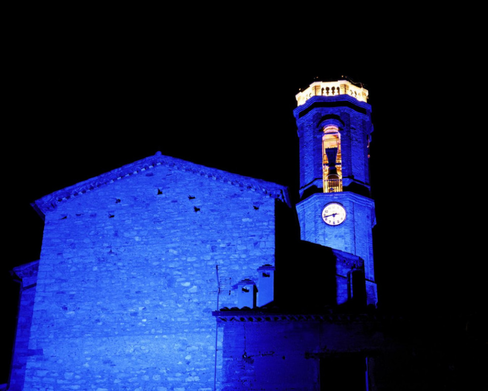 El campanario de Collbató se ilumina de azul por el Día Mundial del Limfedema