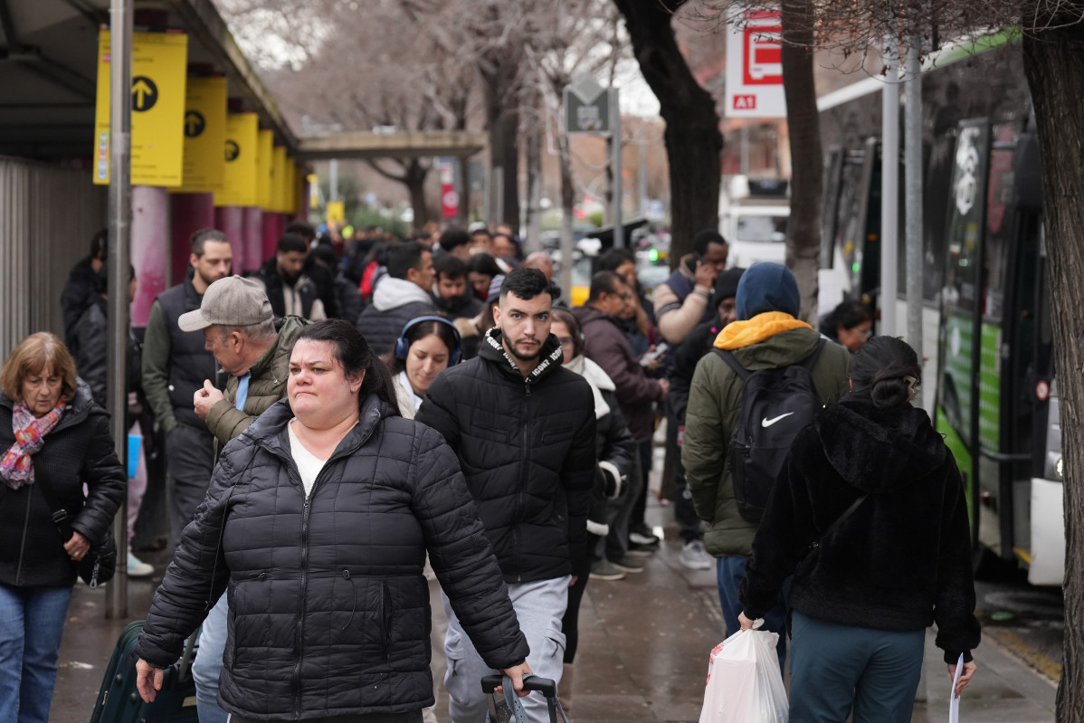 EuropaPress 7236016 varias personas estacion autobuses fabra puig mientras continua suspension