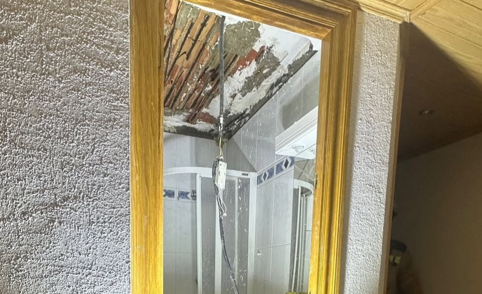 🏡 5 habitatges desallotjats pel risc de col·lapse del forjat d’un immoble al barri de Baixador🐮jpg