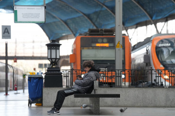 Archivo - Una persona esperan sentadas en la Estación de Francia de Barcelona, a 21 de enero de 2026, en Barcelona, Catalunya (España). Todas las líneas de Rodalies en Cataluña están suspendidas