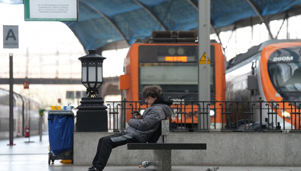 Archivo - Una persona esperan sentadas en la Estación de Francia de Barcelona, a 21 de enero de 2026, en Barcelona, Catalunya (España). Todas las líneas de Rodalies en Cataluña están suspendidas