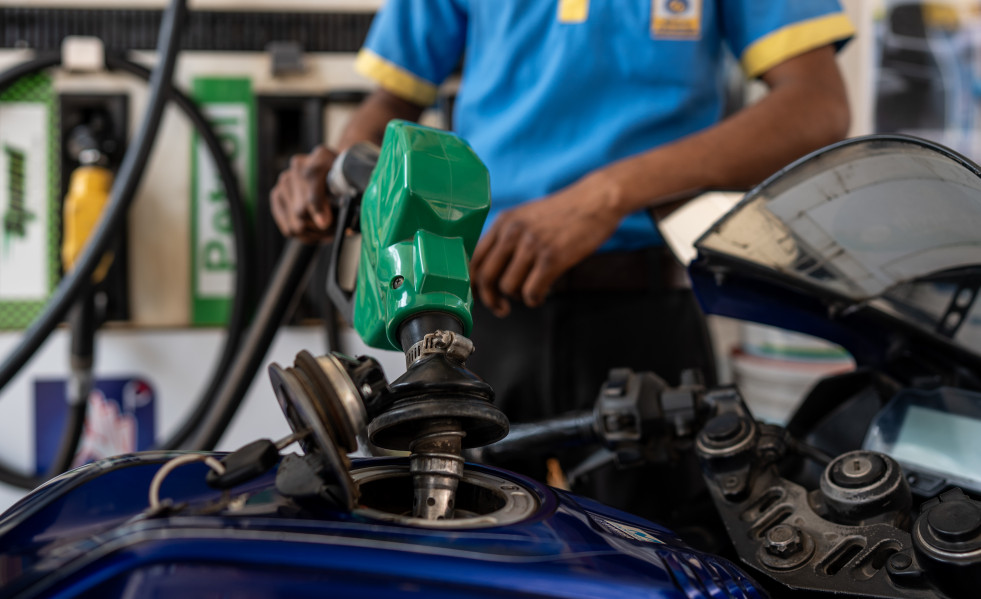 EuropaPress 7364780 march 10 2026 new delhi india petrol pump attendant fills fuel in bike at