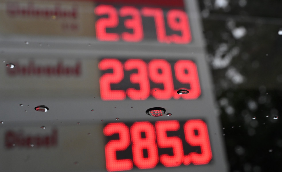 EuropaPress 7378840 19 march 2026 australia canberra fuel prices are reflected in raindrop at