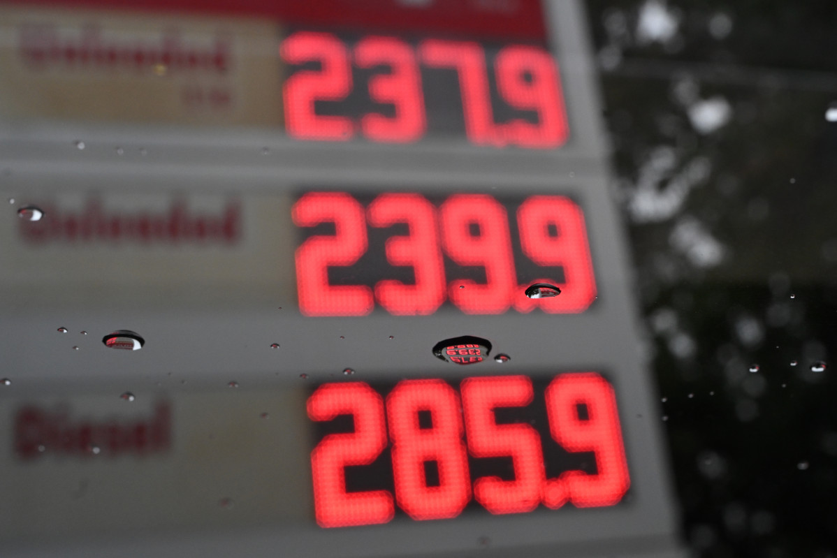 EuropaPress 7378840 19 march 2026 australia canberra fuel prices are reflected in raindrop at