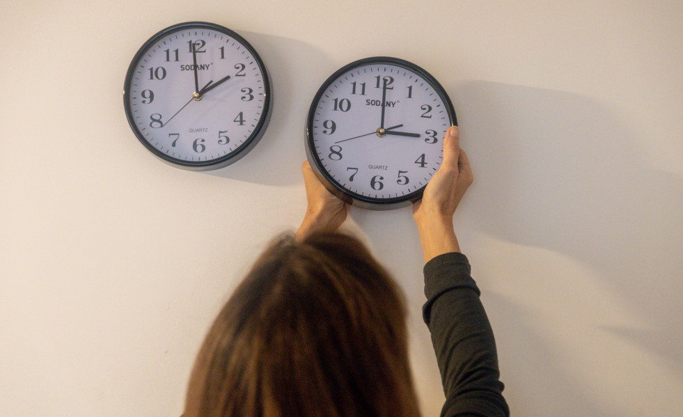 EuropaPress 7042659 persona cambiando hora reloj 20 octubre 2025 madrid espana presidente