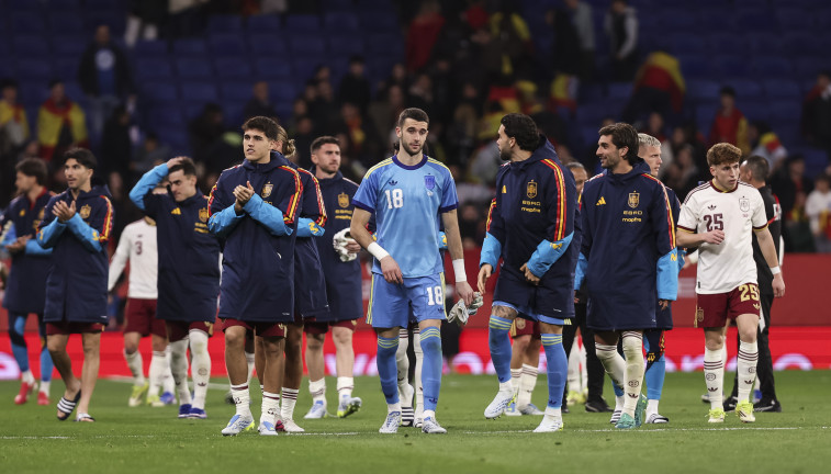 EuropaPress 7410546 players of spain saludates to fans finalthe international friendly match