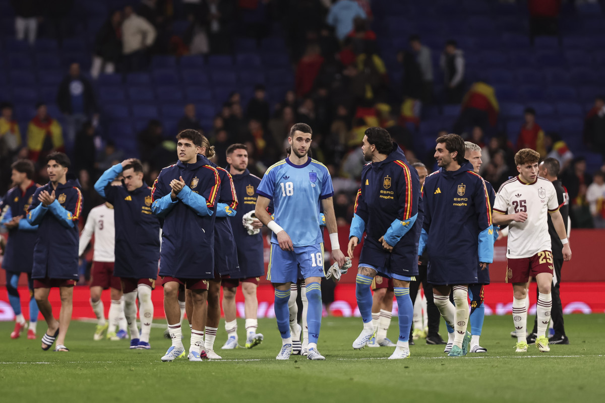 EuropaPress 7410546 players of spain saludates to fans finalthe international friendly match