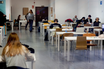 Archivo - Estudiantes en una sala de estudios