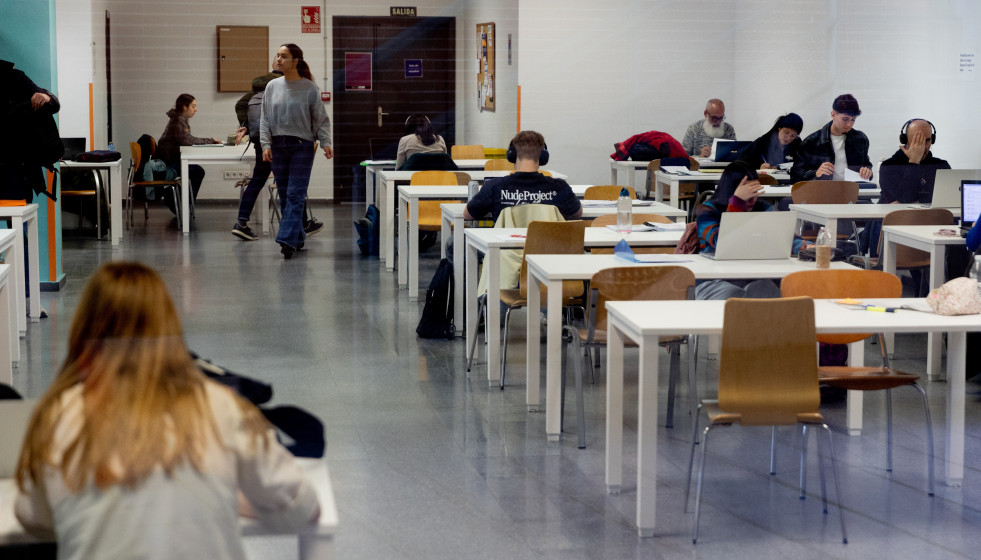 Archivo - Estudiantes en una sala de estudios