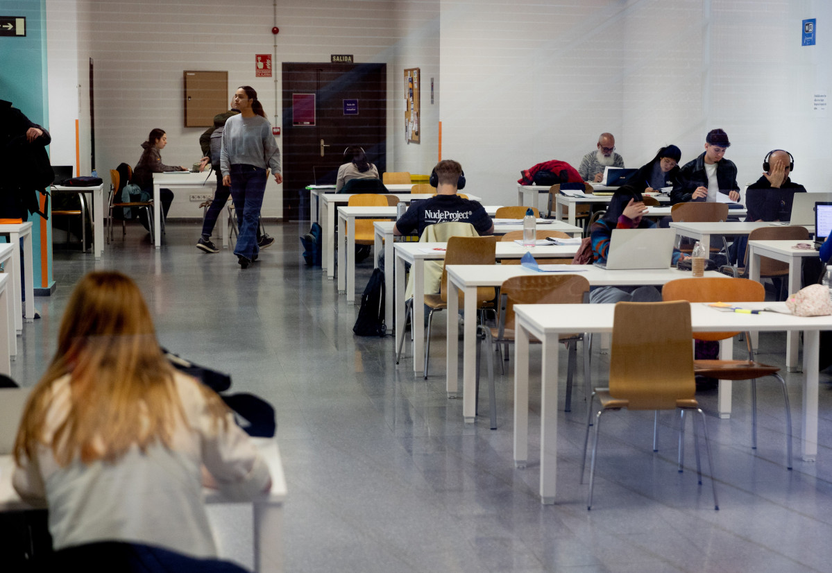 Archivo - Estudiantes en una sala de estudios
