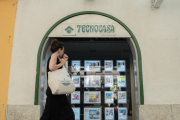 Archivo - Fachada de una inmobiliaria en Barcelona.