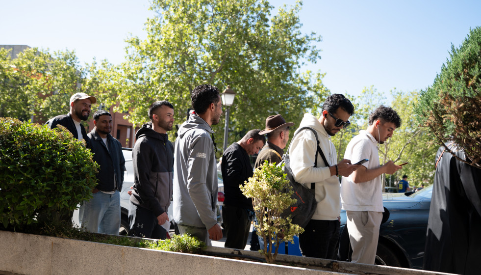 EuropaPress 7443095 varias personas hacen cola entrar embajada consulado marruecos 15 abril