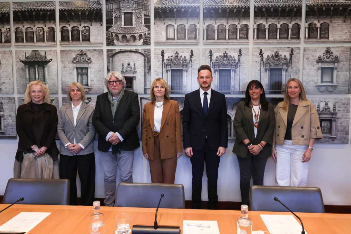 Imagen de grupo del acto de firma de los convenios