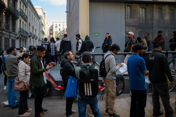 EuropaPress 7453952 varias personas hacen cola oficina atencion ciudadano 20 abril 2026