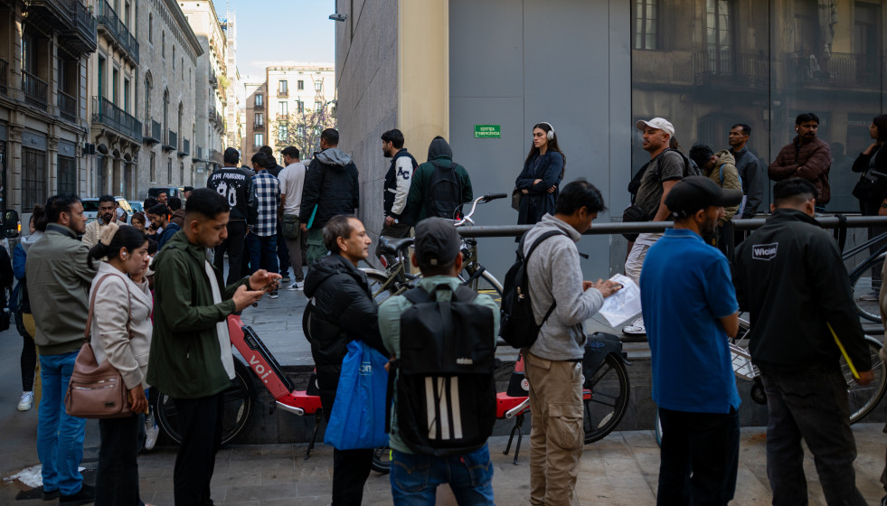 EuropaPress 7453952 varias personas hacen cola oficina atencion ciudadano 20 abril 2026
