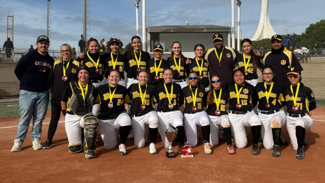 El @beisbolviladecans su2019alu00e7a campiu00f3 de la Copa Catalunya Softbol Senior ud83eudd4e, despru00e8s de vu00e8ncer al