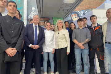 Archivo - El ministro Jordi Hereu y la alcaldesa de Sant Feliu de Llobregat (Barcelona), Lourdes Borrell, junto a varios jóvenes que participan en la feria de ocupación GiraFeina de 2024
