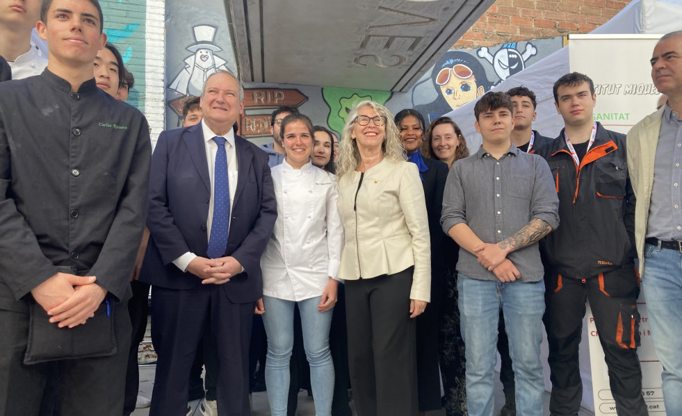 Archivo - El ministro Jordi Hereu y la alcaldesa de Sant Feliu de Llobregat (Barcelona), Lourdes Borrell, junto a varios jóvenes que participan en la feria de ocupación GiraFeina de 2024