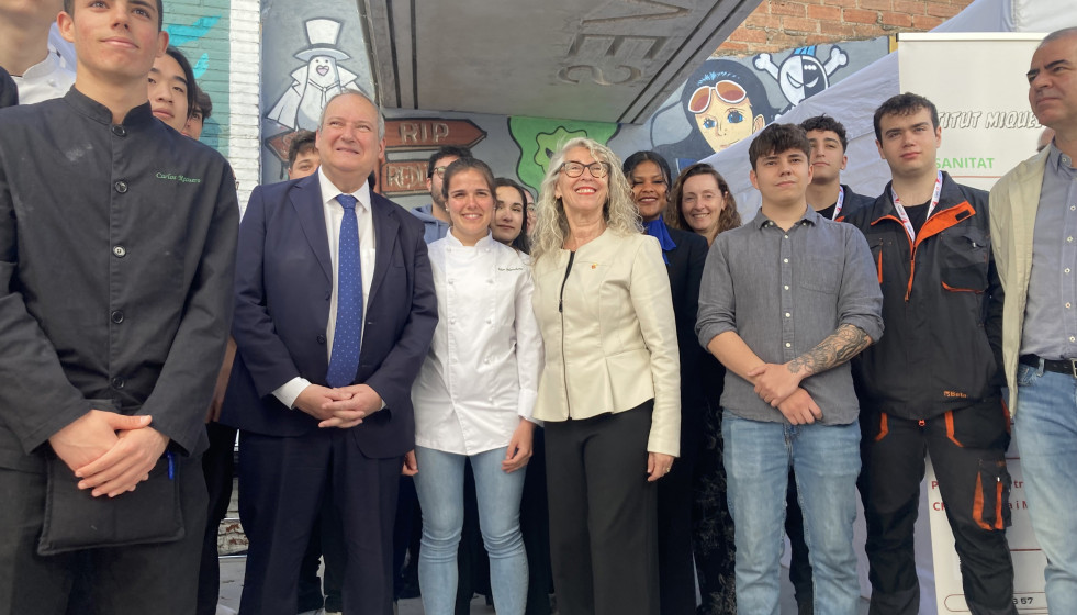 Archivo - El ministro Jordi Hereu y la alcaldesa de Sant Feliu de Llobregat (Barcelona), Lourdes Borrell, junto a varios jóvenes que participan en la feria de ocupación GiraFeina de 2024