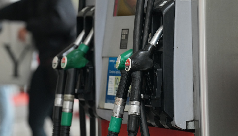 EuropaPress 7338279 persona echa combustible marzo 2026 barcelona catalunya espana repunte