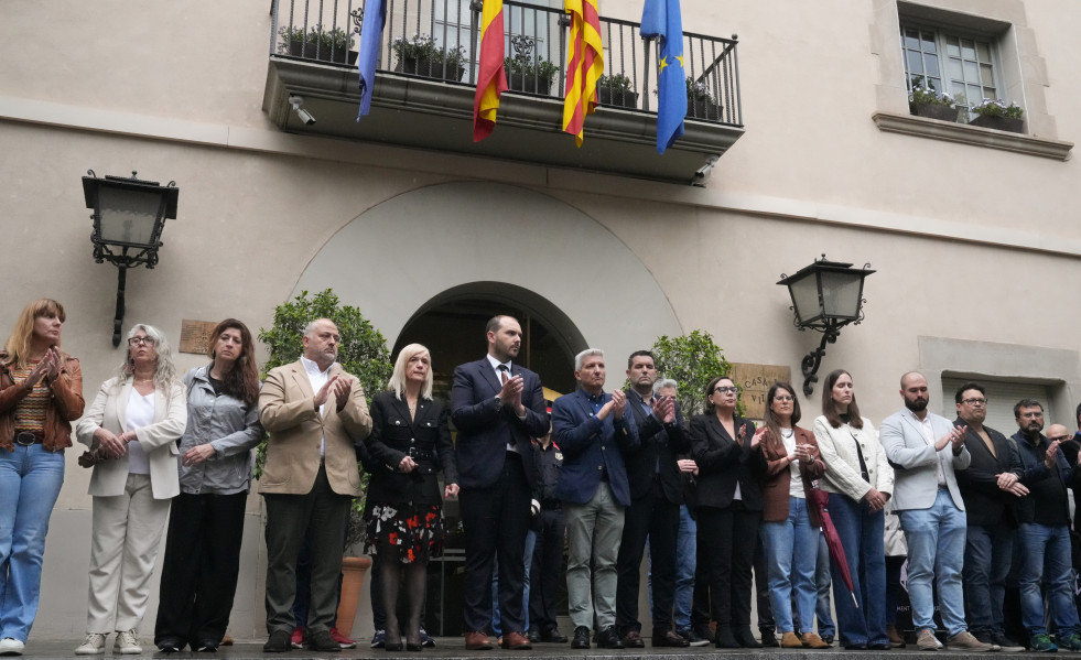 Minuto de silencio por el asesinato de una mujer en Esplugues de Llobregat (Barcelona) con el conseller de la Presidencia de la Generalitat, Albert Dalmau, y el alcalde, Eduard Sanz