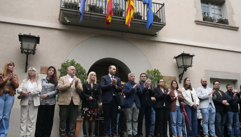 Minuto de silencio por el asesinato de una mujer en Esplugues de Llobregat (Barcelona) con el conseller de la Presidencia de la Generalitat, Albert Dalmau, y el alcalde, Eduard Sanz