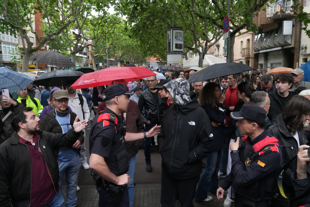 EuropaPress 7499047 mossos desquadra intervienen reproches grupos contrarios concentracion