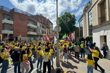 Concentración de los docentes ante los Servicios Territoriales del Baix Llobregat en Sant Feliu de Llobregat (Barcelona)