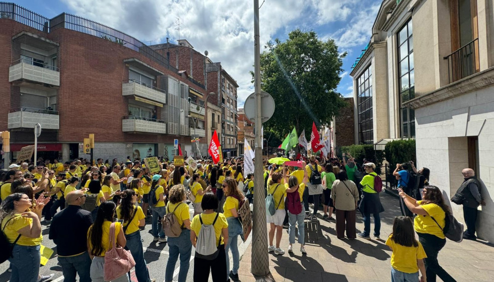 Concentración de los docentes ante los Servicios Territoriales del Baix Llobregat en Sant Feliu de Llobregat (Barcelona)