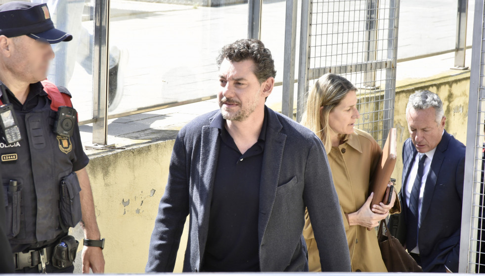 Jonathan Andic, el hijo del fundador de Mango, a su salida del Juzgado de Instrucción 5 de Martorell al hacer efectivo el pago de un millón de euros de fianza, a 19 de mayo de 2026, en Martorell, Ba
