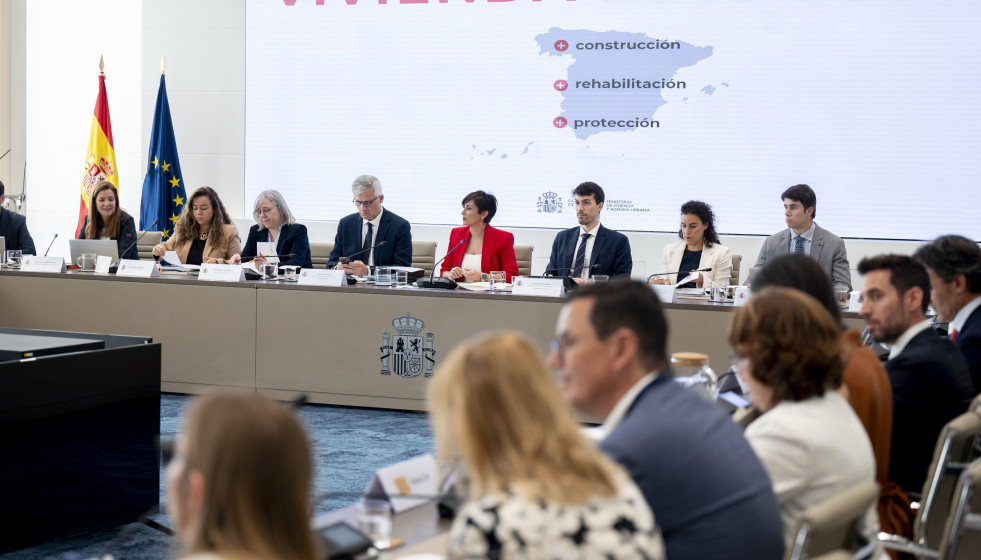 La ministra de Vivienda y Agenda Urbana, Isabel Rodríguez (c), durante la reunión de la Conferencia Sectorial de Vivienda y Agenda Urbana, en la sede del Ministerio, a 21 de mayo de 2026, en Madrid 