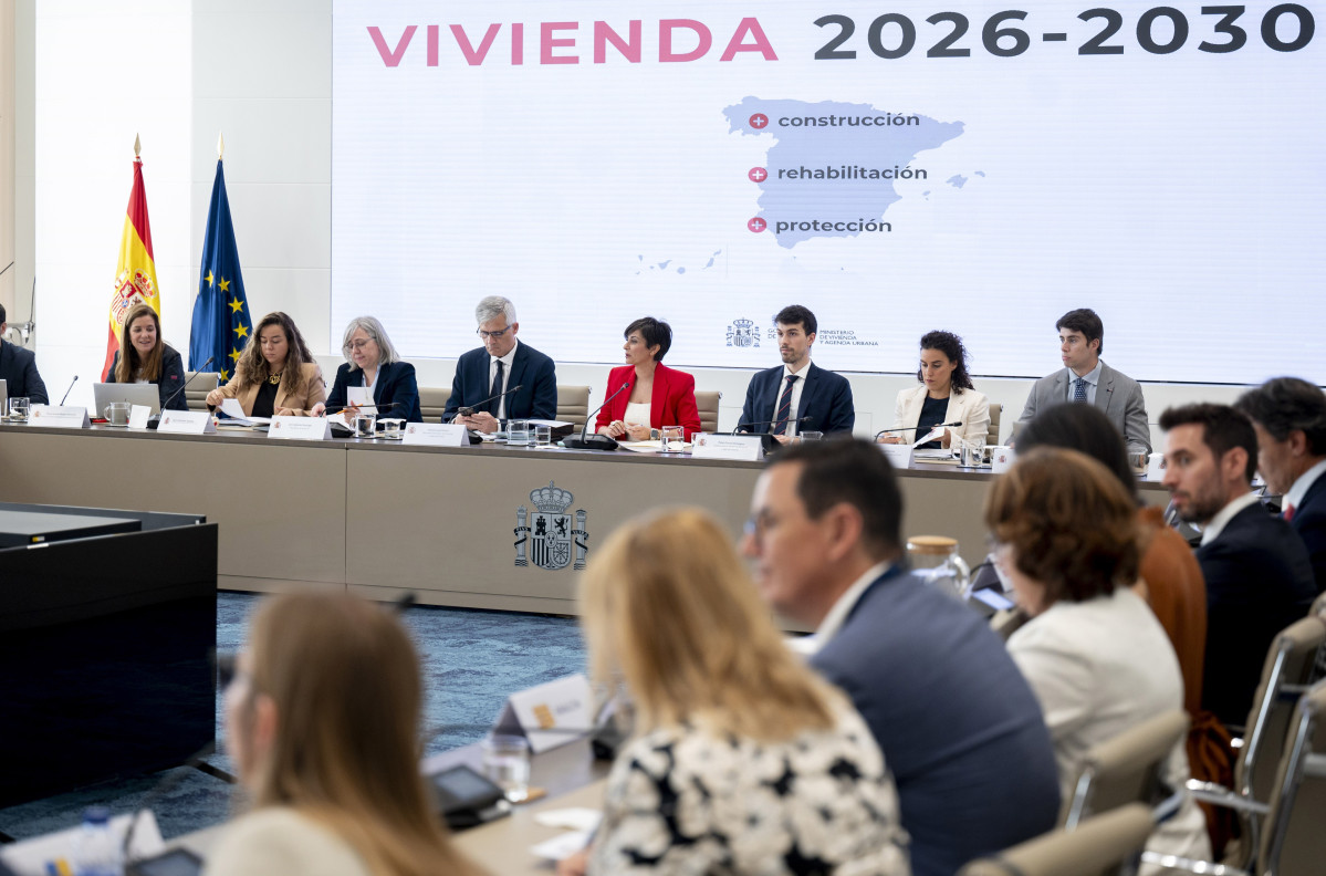 La ministra de Vivienda y Agenda Urbana, Isabel Rodríguez (c), durante la reunión de la Conferencia Sectorial de Vivienda y Agenda Urbana, en la sede del Ministerio, a 21 de mayo de 2026, en Madrid (España). La reunión tiene como orden del día la aprobaci