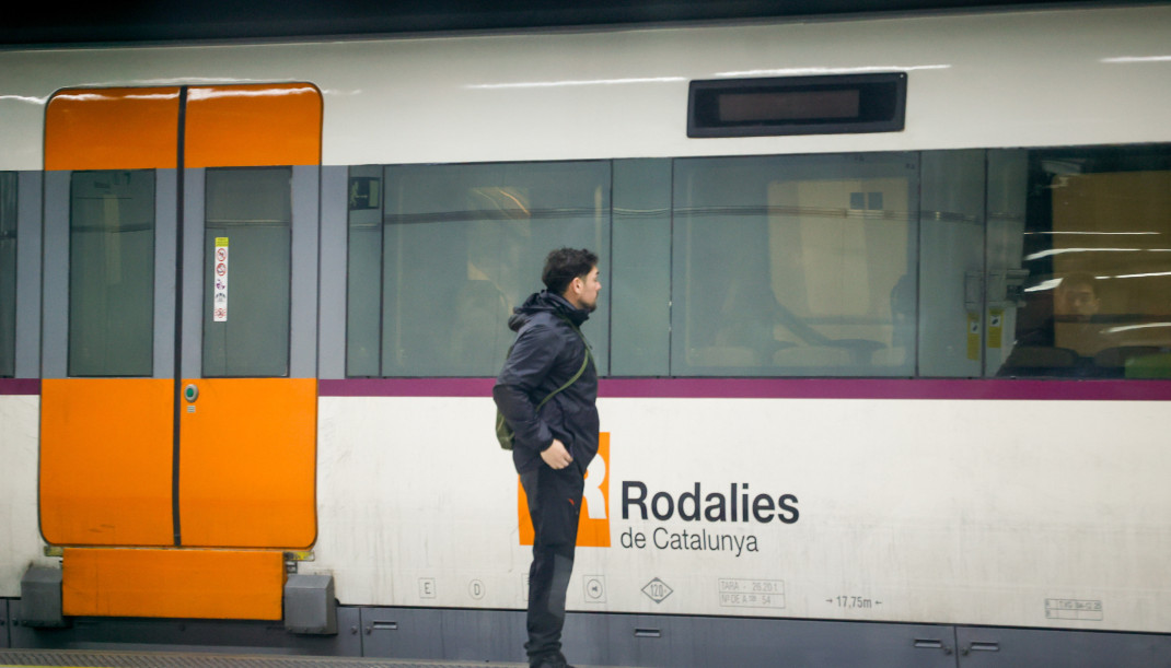 EuropaPress 7244406 viajeros cogen tren estacion sants 26 enero 2026 barcelona catalunya espana (2)