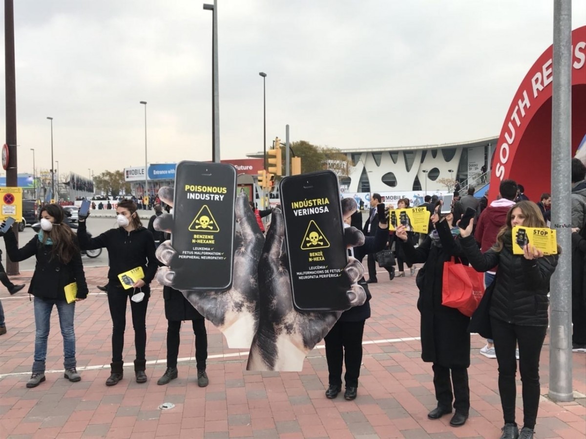 Activistas de Setem protestan por el uso de productos tu00f3xicos en la fabricaciu00f3n de mu00f3viles en el MWC