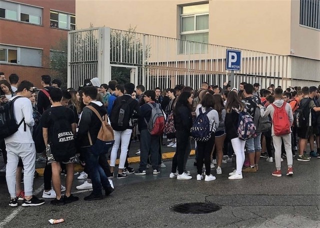 Manifestación de 200 alumnos ante un instituto de Sant Andreu de la Barca Manifestación de 200 alumnos ante un instituto de Sant Andreu de la Barca