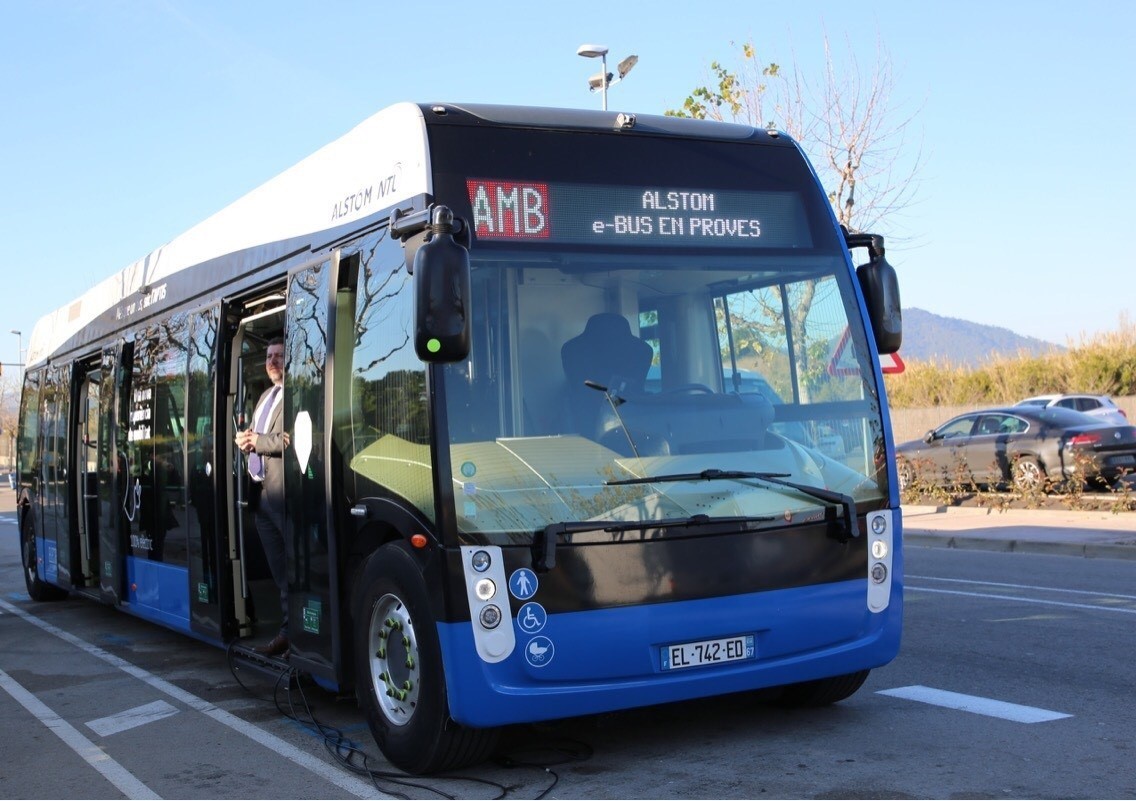 Vehu00edculo aptis hu00edbrido de bus y tranvu00eda